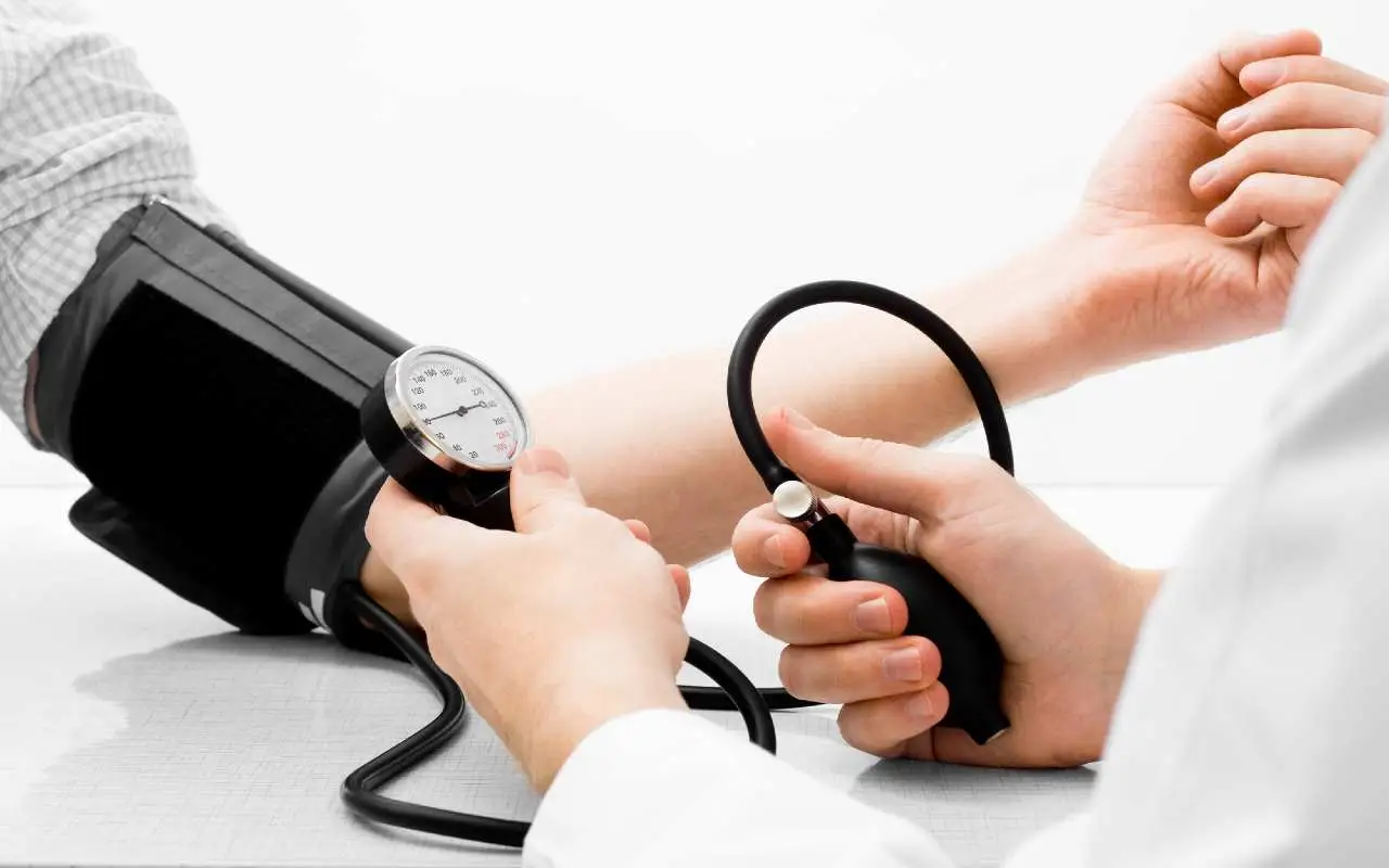 Il frutto che regola la pressione senza farmaci: la scoperta che sorprende i cardiologi Il frutto che regola la pressione senza farmaci: la scoperta che sorprende i cardiologi