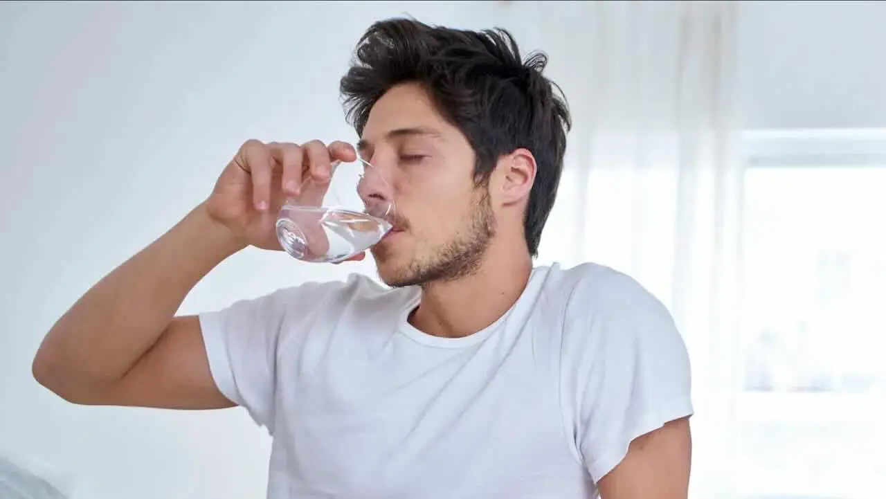 I 4 segnali che indicano disidratazione in estate: come riconoscerli subito secondo la Società Italiana di Nutrizione I 4 segnali che indicano disidratazione in estate: come riconoscerli subito secondo la Società Italiana di Nutrizione