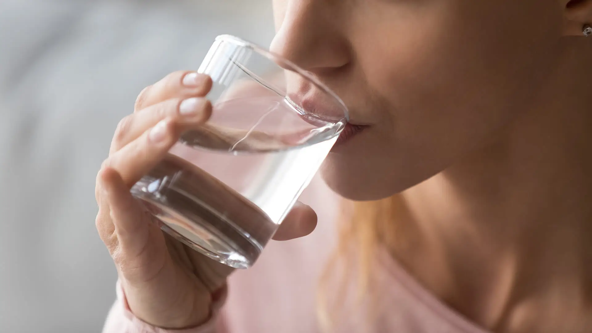 Come prevenire la ritenzione idrica a giugno: abitudini efficaci consigliate dai nefrologi Come prevenire la ritenzione idrica a giugno: abitudini efficaci consigliate dai nefrologi
