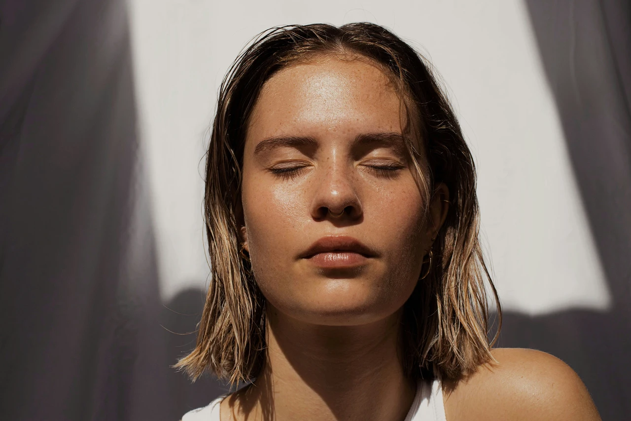 Come proteggere la pelle dal sole a giugno: i 3 alimenti consigliati dai dermatologi Come proteggere la pelle dal sole a giugno: i 3 alimenti consigliati dai dermatologi