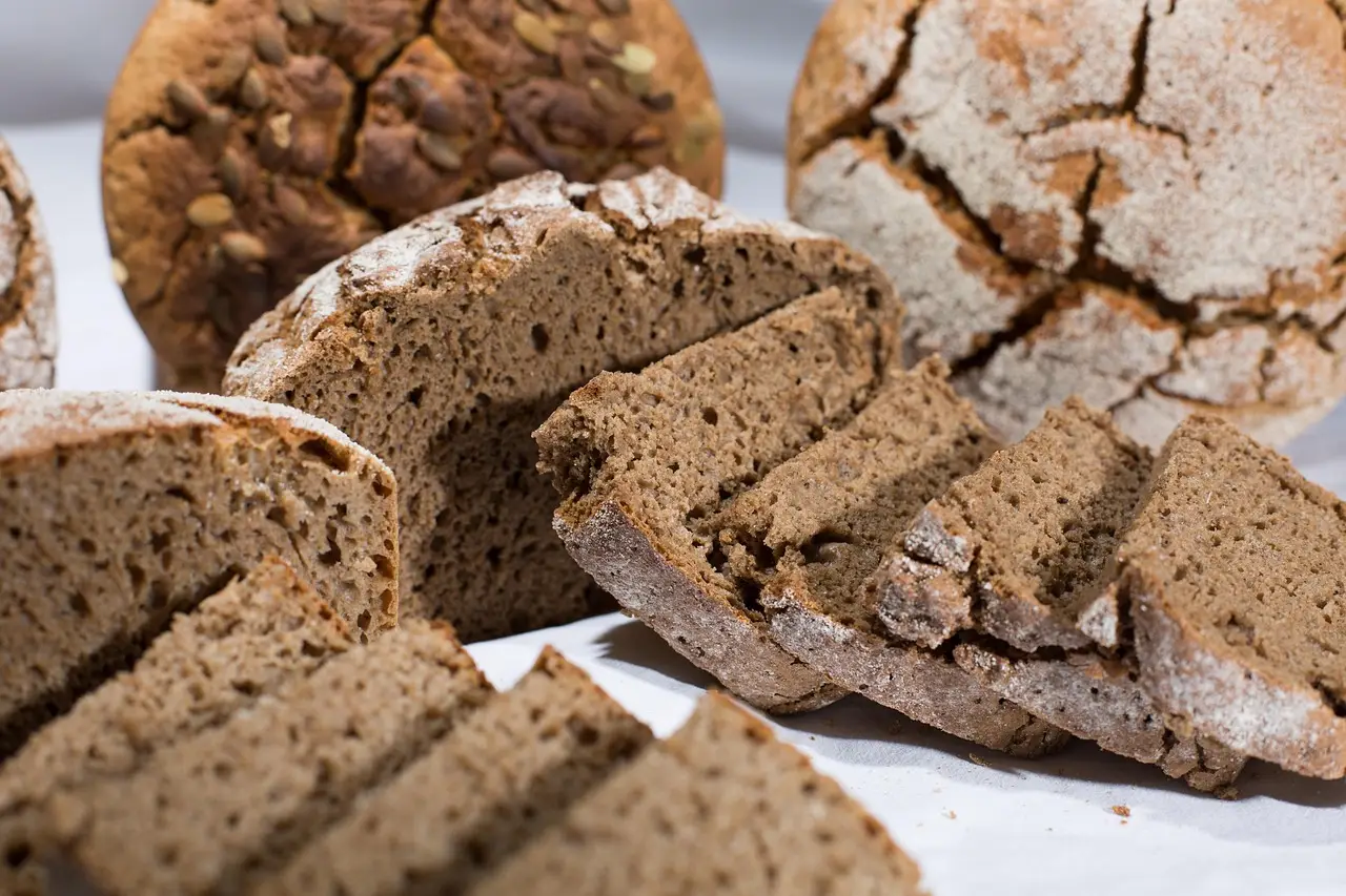 Pane integrale o bianco? Ecco la scelta migliore per il colesterolo secondo i nutrizionisti Pane integrale o bianco? Ecco la scelta migliore per il colesterolo secondo i nutrizionisti