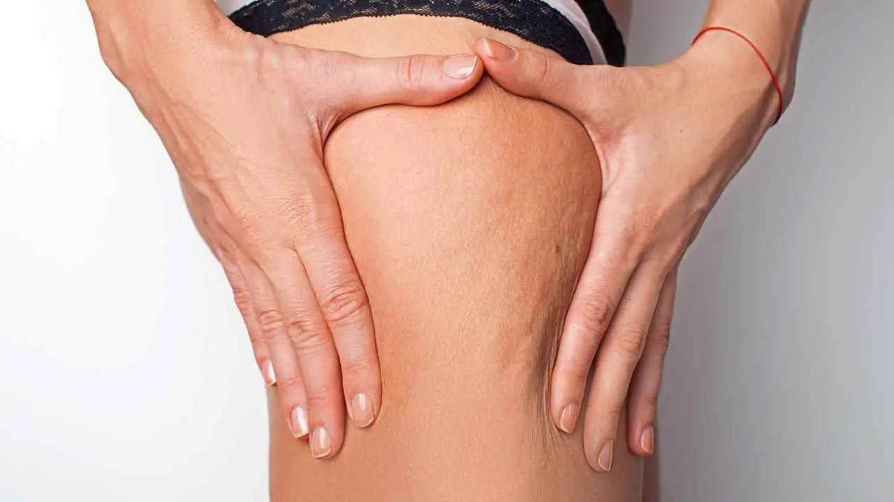 Il trucco serale per gambe leggere: la routine raccomandata dai flebologi per chi soffre di gonfiore estivo Il trucco serale per gambe leggere: la routine raccomandata dai flebologi per chi soffre di gonfiore estivo