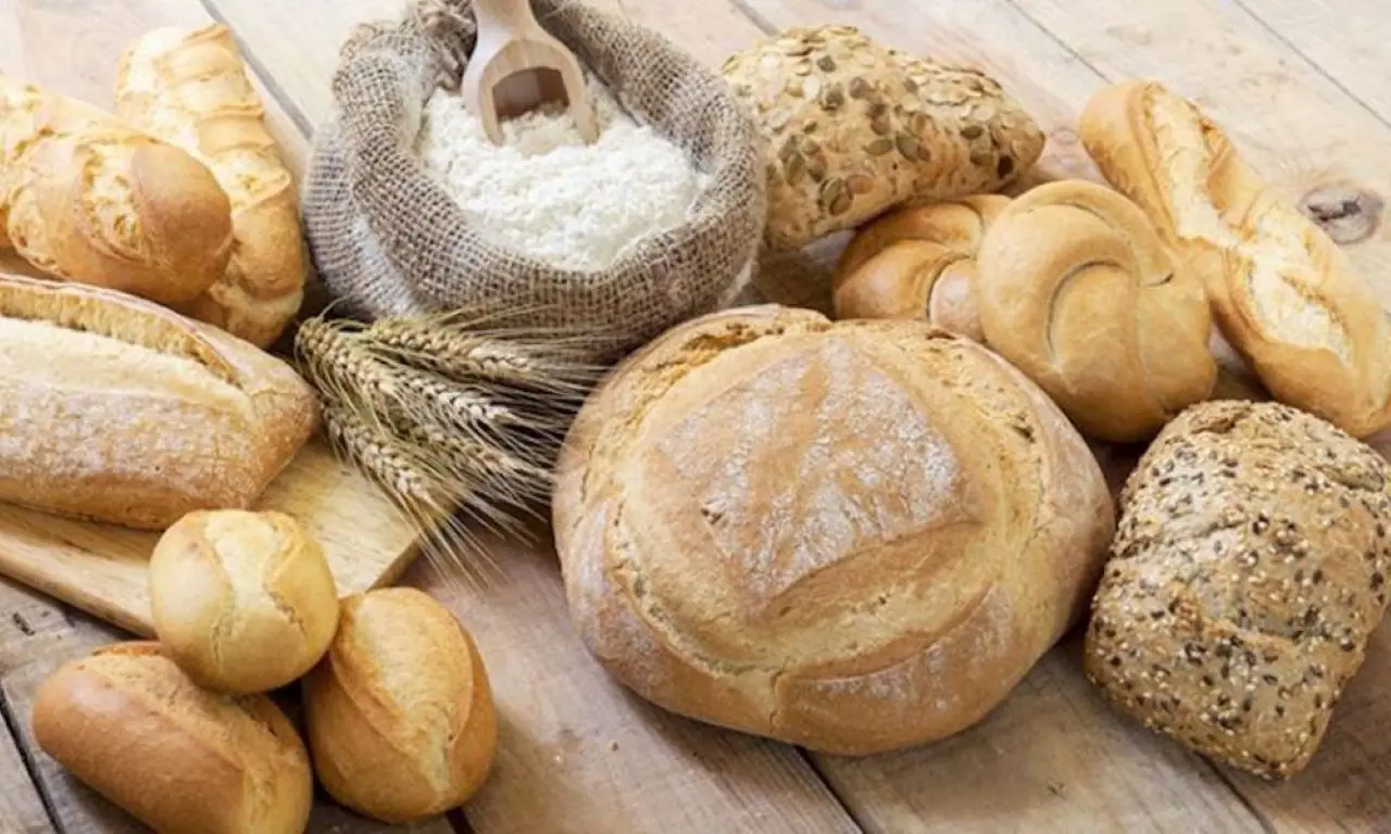 Pane integrale o bianco? La scelta migliore per il colesterolo spiegata dai nutrizionisti 2025 Pane integrale o bianco? La scelta migliore per il colesterolo spiegata dai nutrizionisti 2025