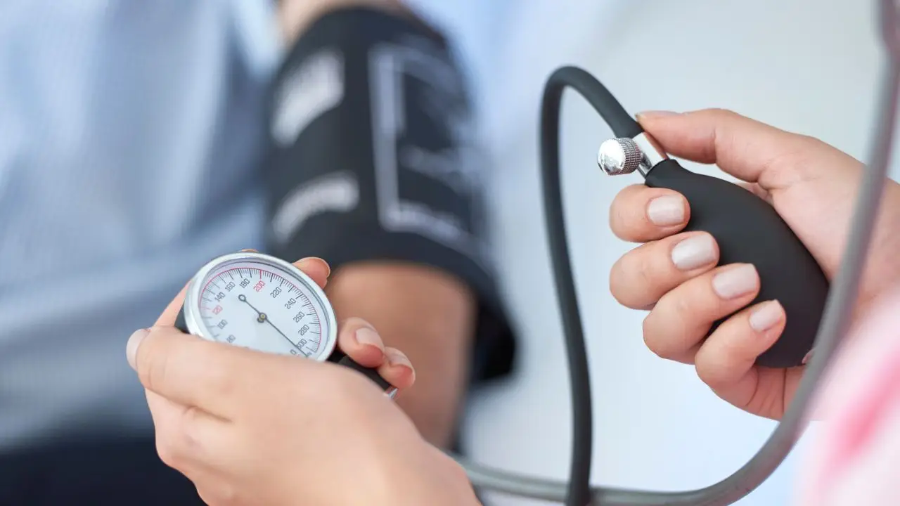 Come abbassare la pressione senza farmaci: il trucco del medico giapponese Come abbassare la pressione senza farmaci: il trucco del medico giapponese