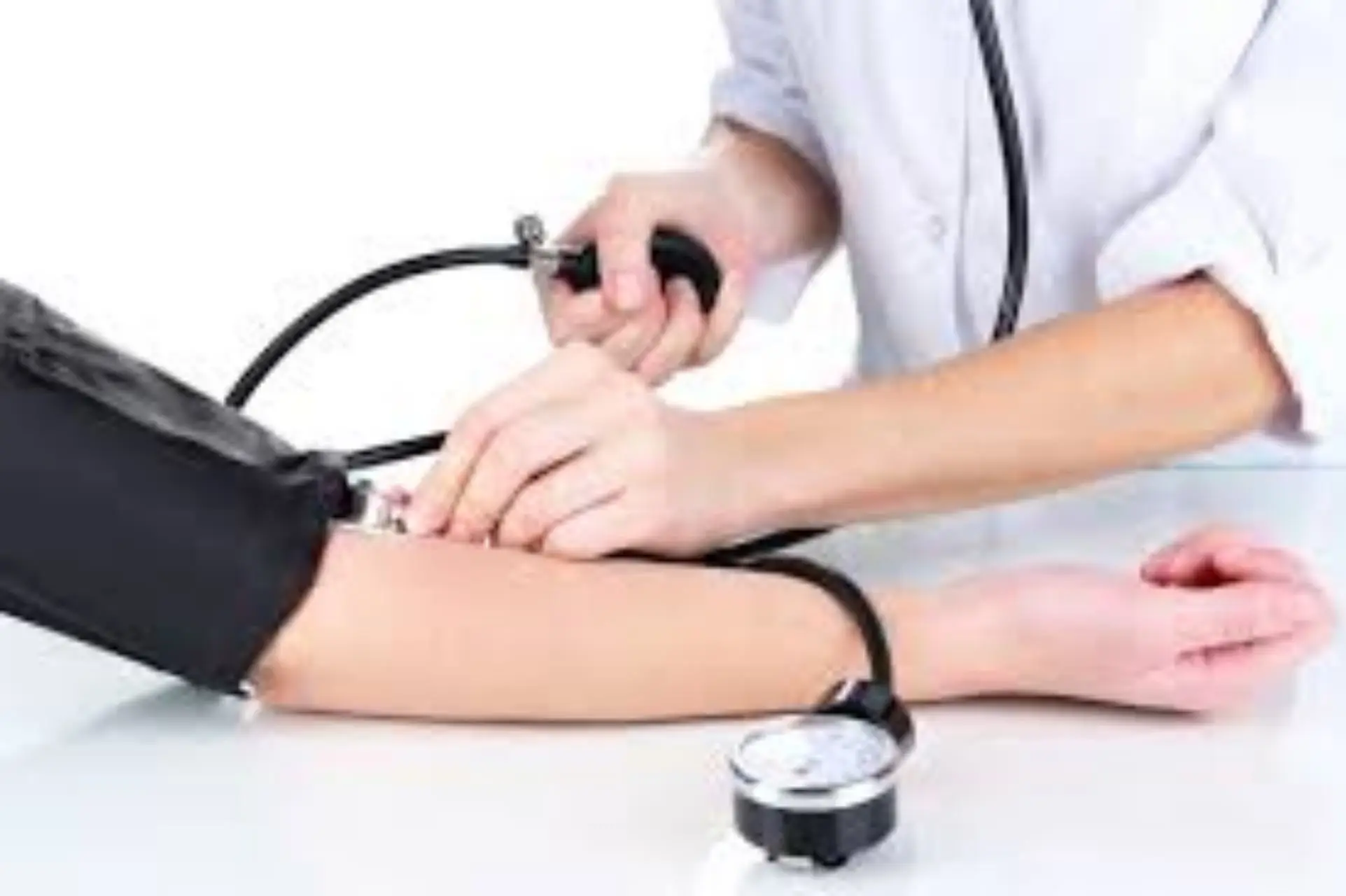 Come abbassare la pressione senza farmaci: il trucco del medico giapponese Come abbassare la pressione senza farmaci: il trucco del medico giapponese