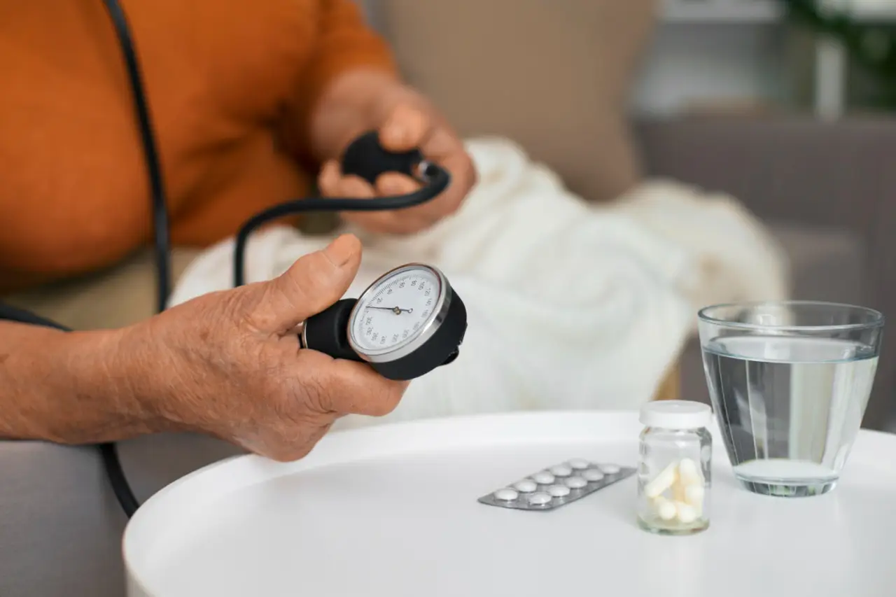Come abbassare la pressione senza farmaci: il trucco del medico giapponese Come abbassare la pressione senza farmaci: il trucco del medico giapponese